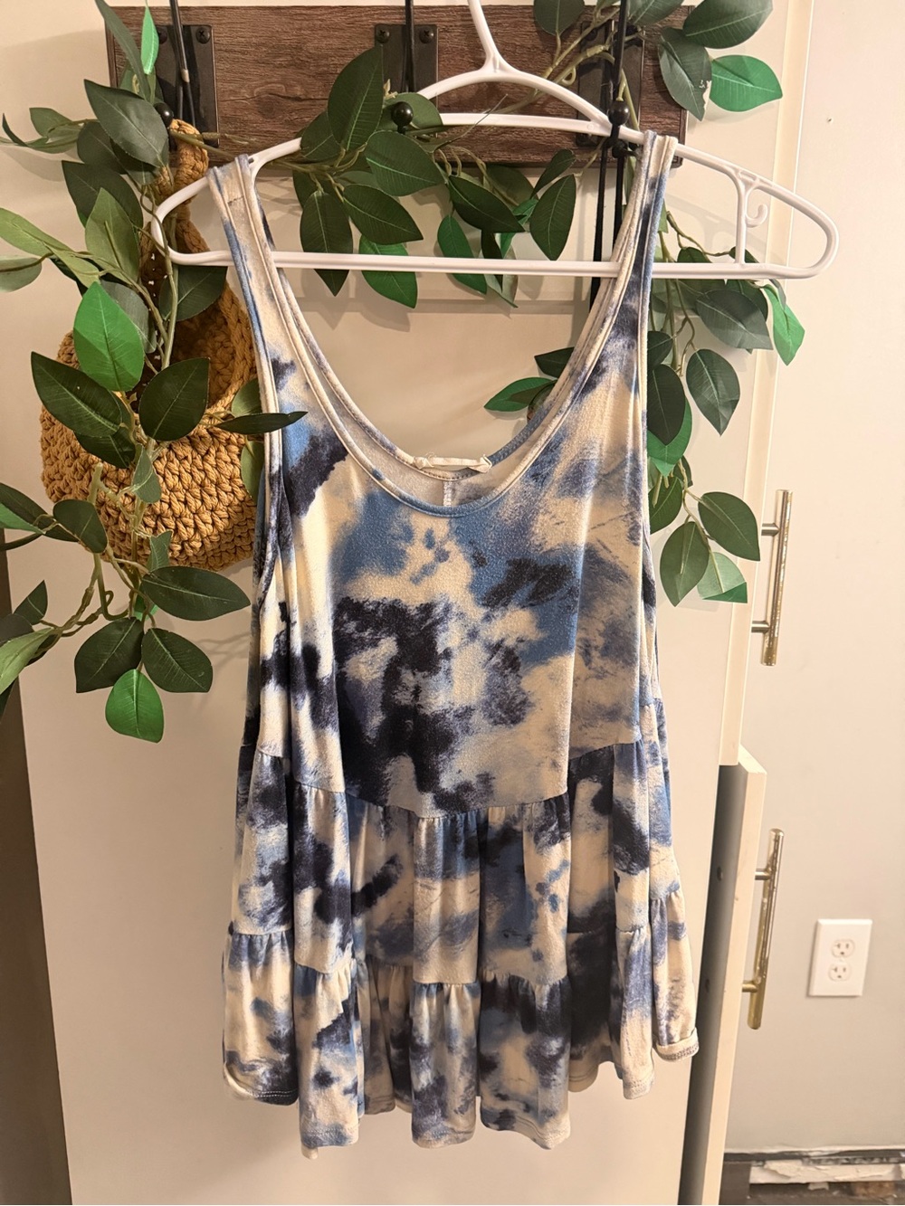 entro Blue & Cream Tie-Dye Tiered Scoop Tank